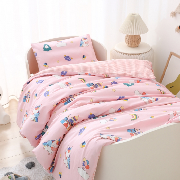 91家纺网 家纺一手货源 找家纺 鱼宝 2021新款60贡缎长绒棉婴童多件套 城堡乐园