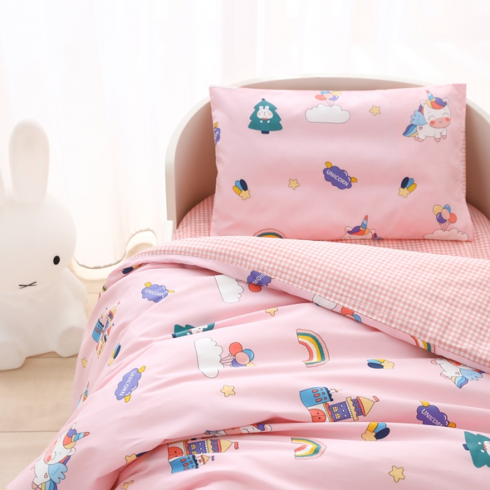 91家纺网 家纺一手货源 找家纺 鱼宝 2021新款60贡缎长绒棉婴童多件套 城堡乐园