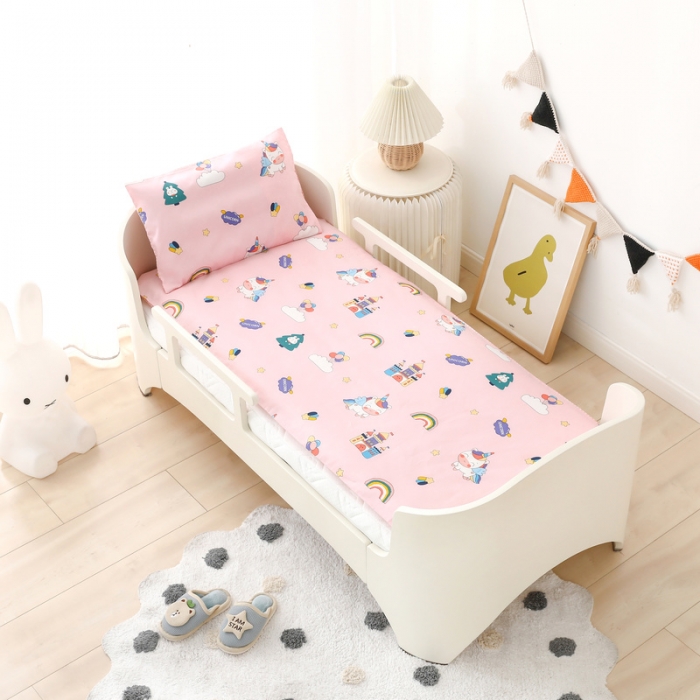 91家纺网 家纺一手货源 找家纺 鱼宝 2021新款60贡缎长绒棉婴童多件套 城堡乐园