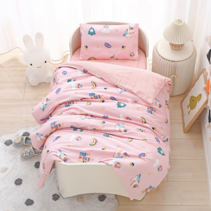 91家纺网 家纺一手货源 找家纺 鱼宝 2021新款60贡缎长绒棉婴童多件套 城堡乐园