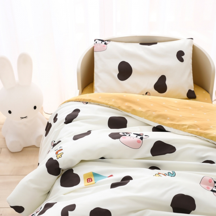 91家纺网 家纺一手货源 找家纺 鱼宝 2021新款60贡缎长绒棉婴童多件套 奶牛小屋