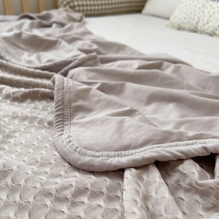 91家纺网 家纺一手货源 找家纺 星期八 2021新款华夫格笑脸毯儿童毯空调毯淡灰