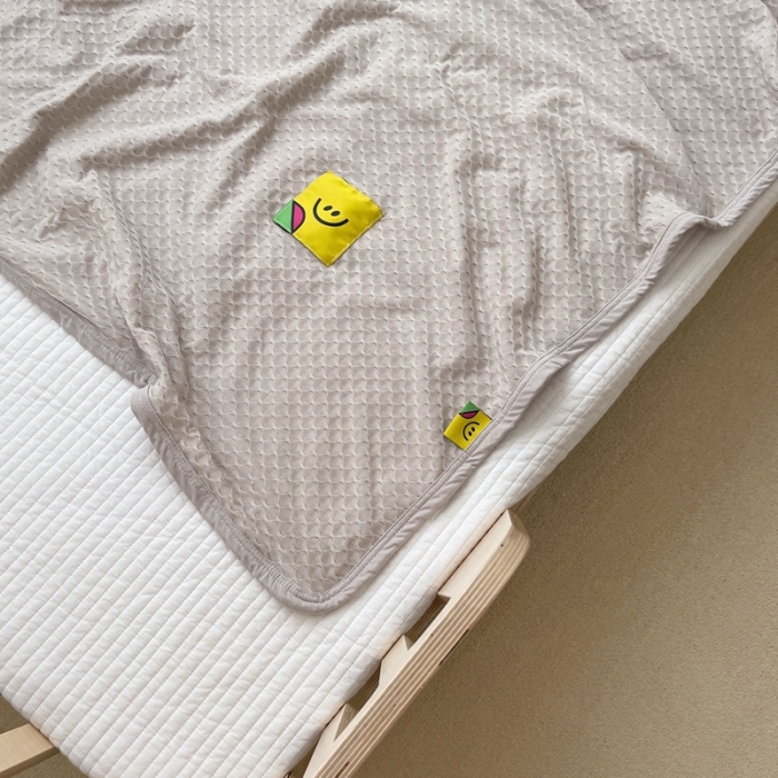 91家纺网 家纺一手货源 找家纺 星期八 2021新款华夫格笑脸毯儿童毯空调毯淡灰