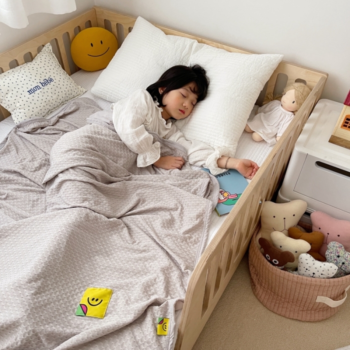 91家纺网 家纺一手货源 找家纺 星期八 2021新款华夫格笑脸毯儿童毯空调毯淡灰