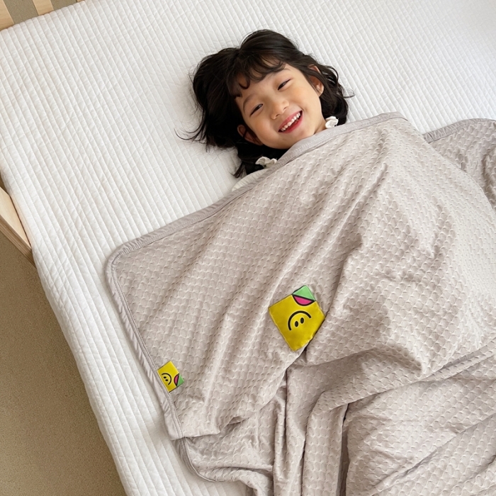 91家纺网 家纺一手货源 找家纺 星期八 2021新款华夫格笑脸毯儿童毯空调毯淡灰