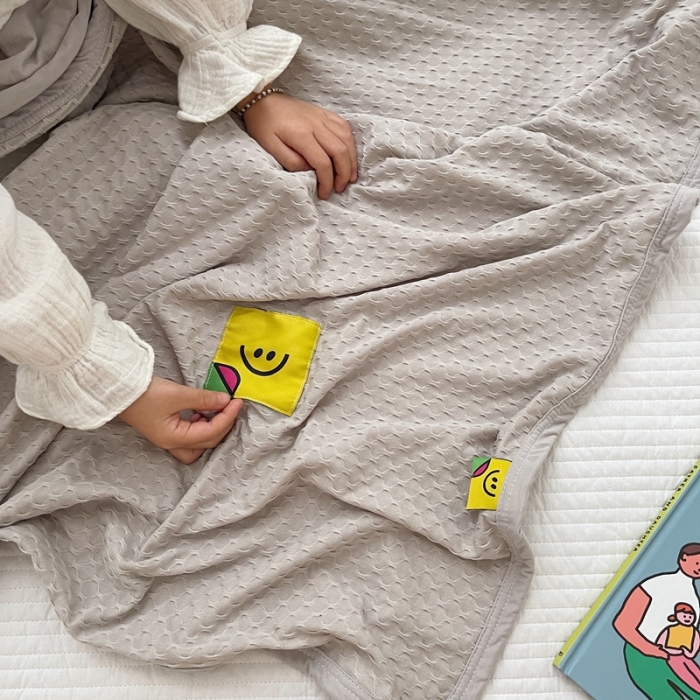 91家纺网 家纺一手货源 找家纺 星期八 2021新款华夫格笑脸毯儿童毯空调毯淡灰