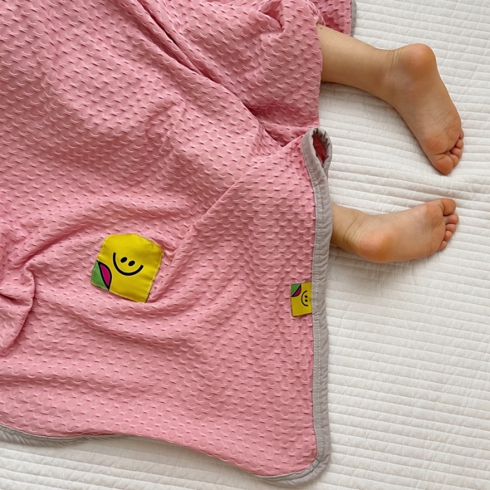 91家纺网 家纺一手货源 找家纺 星期八 2021新款华夫格笑脸毯儿童毯空调毯粉