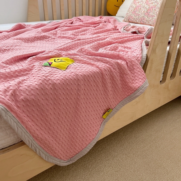 91家纺网 家纺一手货源 找家纺 星期八 2021新款华夫格笑脸毯儿童毯空调毯粉