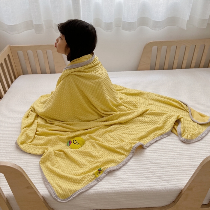 91家纺网 家纺一手货源 找家纺 星期八 2021新款华夫格笑脸毯儿童毯空调毯黄