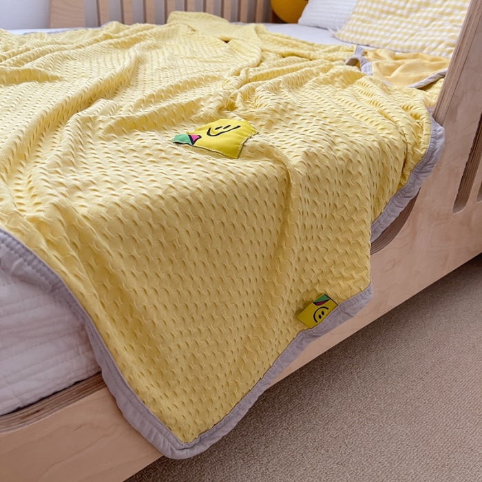 91家纺网 家纺一手货源 找家纺 星期八 2021新款华夫格笑脸毯儿童毯空调毯黄