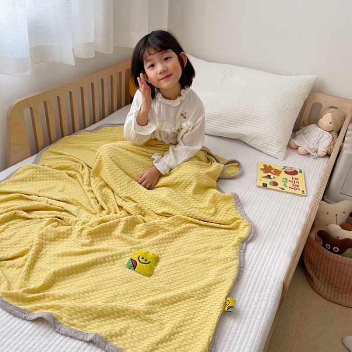 91家纺网 家纺一手货源 找家纺 星期八 2021新款华夫格笑脸毯儿童毯空调毯黄