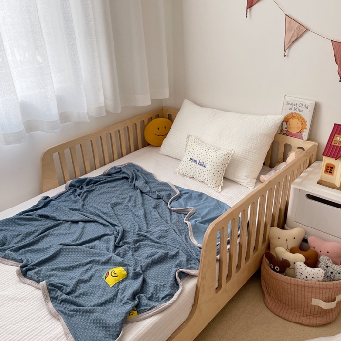 91家纺网 家纺一手货源 找家纺 星期八 2021新款华夫格笑脸毯儿童毯空调毯蓝