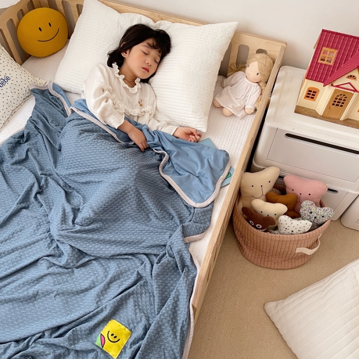 91家纺网 家纺一手货源 找家纺 星期八 2021新款华夫格笑脸毯儿童毯空调毯蓝