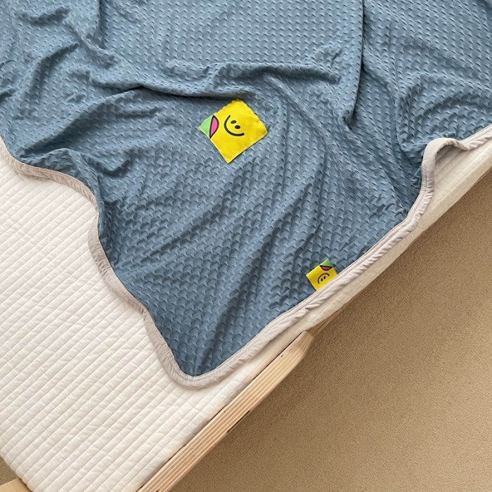 91家纺网 家纺一手货源 找家纺 星期八 2021新款华夫格笑脸毯儿童毯空调毯蓝