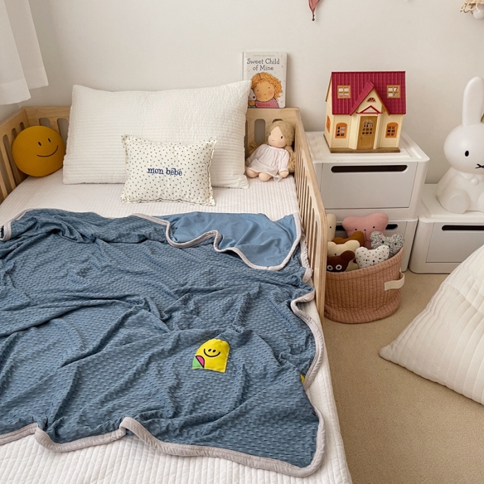 91家纺网 家纺一手货源 找家纺 星期八 2021新款华夫格笑脸毯儿童毯空调毯蓝