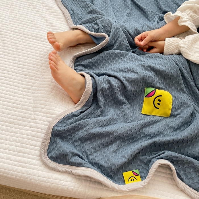 91家纺网 家纺一手货源 找家纺 星期八 2021新款华夫格笑脸毯儿童毯空调毯蓝