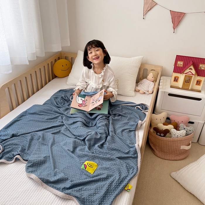 91家纺网 家纺一手货源 找家纺 星期八 2021新款华夫格笑脸毯儿童毯空调毯蓝