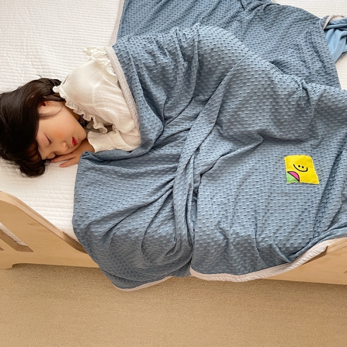 91家纺网 家纺一手货源 找家纺 星期八 2021新款华夫格笑脸毯儿童毯空调毯蓝