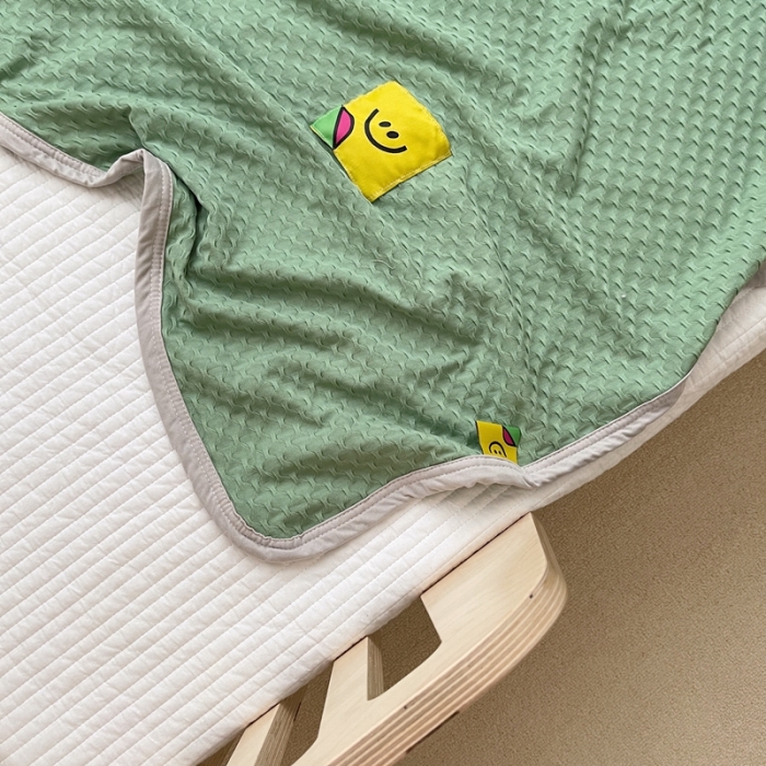 91家纺网 家纺一手货源 找家纺 星期八 2021新款华夫格笑脸毯儿童毯空调毯绿