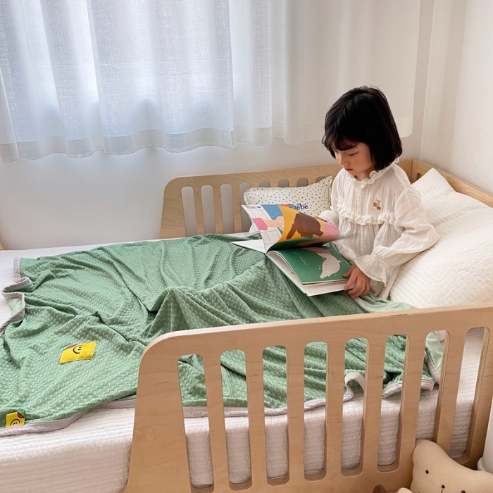 91家纺网 家纺一手货源 找家纺 星期八 2021新款华夫格笑脸毯儿童毯空调毯绿