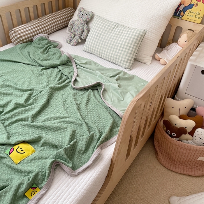 91家纺网 家纺一手货源 找家纺 星期八 2021新款华夫格笑脸毯儿童毯空调毯绿