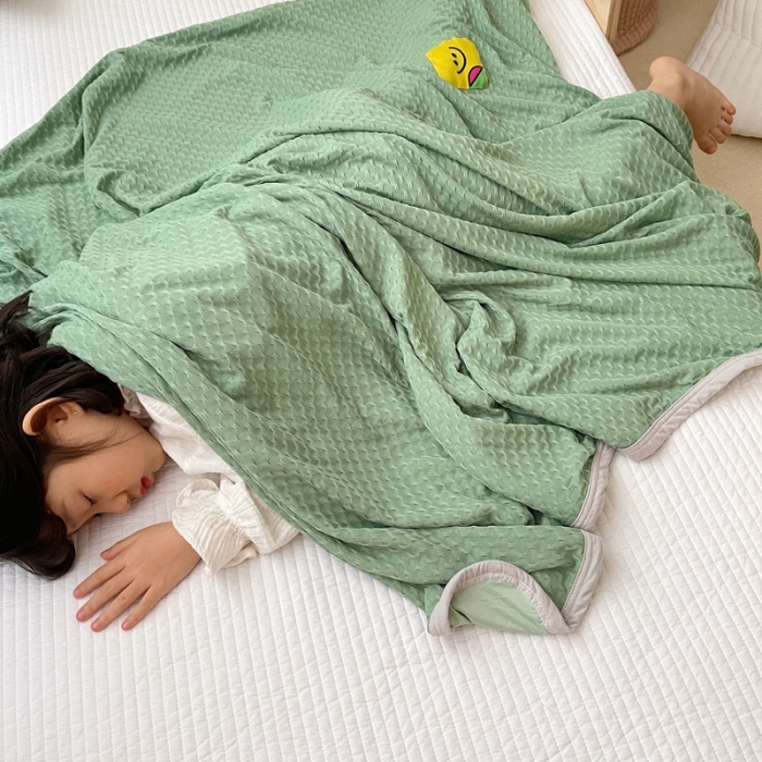 91家纺网 家纺一手货源 找家纺 星期八 2021新款华夫格笑脸毯儿童毯空调毯绿