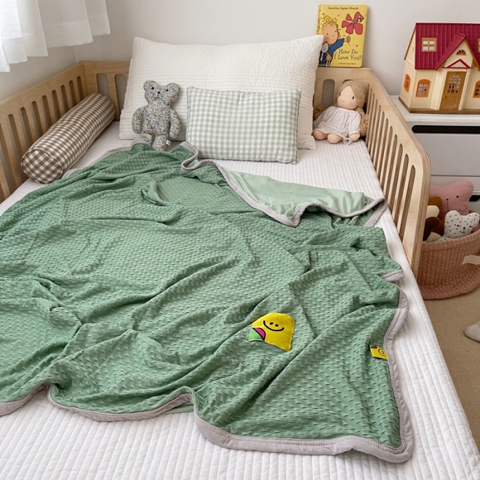 91家纺网 家纺一手货源 找家纺 星期八 2021新款华夫格笑脸毯儿童毯空调毯绿