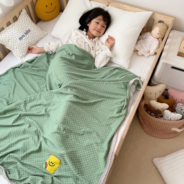 91家纺网 家纺一手货源 找家纺 星期八 2021新款华夫格笑脸毯儿童毯空调毯绿