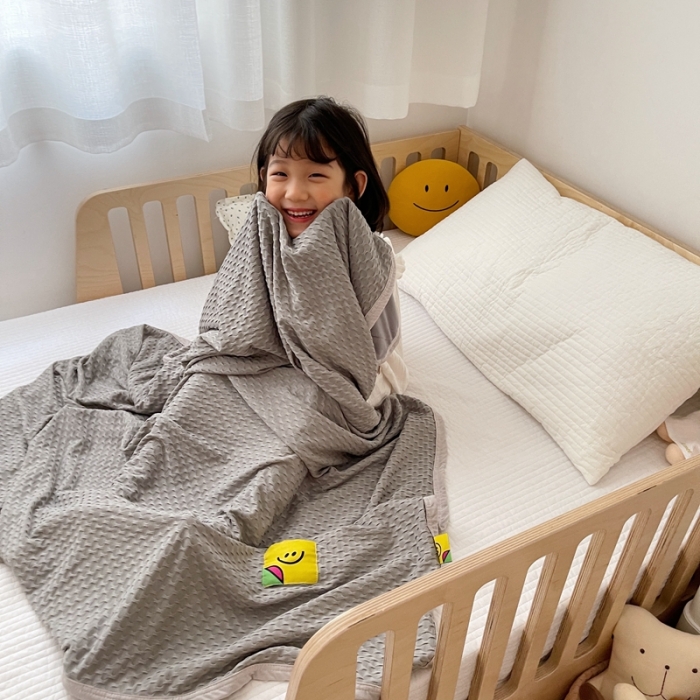91家纺网 家纺一手货源 找家纺 星期八 2021新款华夫格笑脸毯儿童毯空调毯深灰