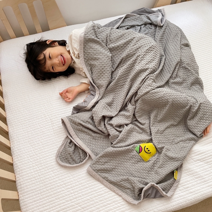 91家纺网 家纺一手货源 找家纺 星期八 2021新款华夫格笑脸毯儿童毯空调毯深灰