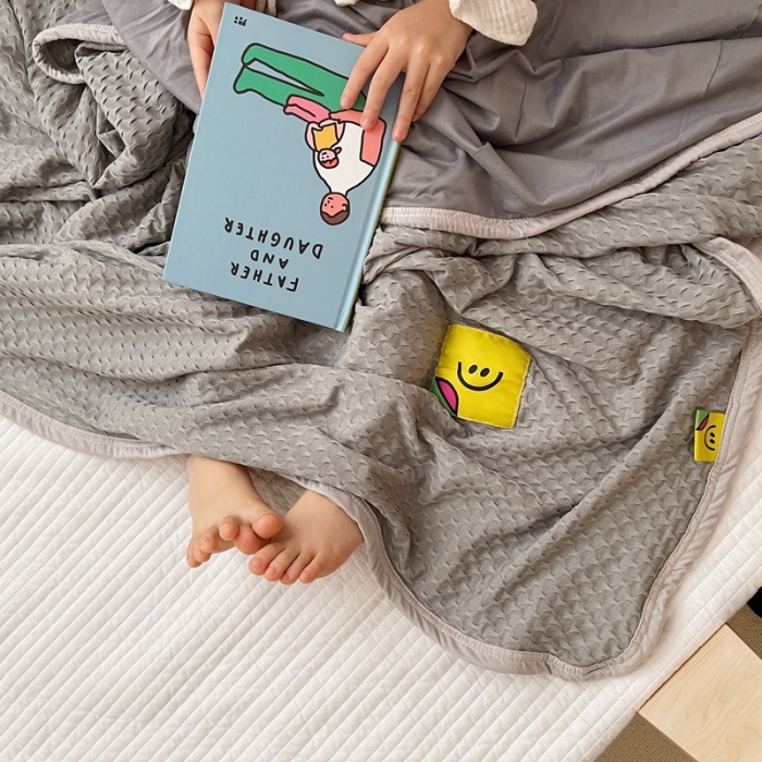 91家纺网 家纺一手货源 找家纺 星期八 2021新款华夫格笑脸毯儿童毯空调毯深灰
