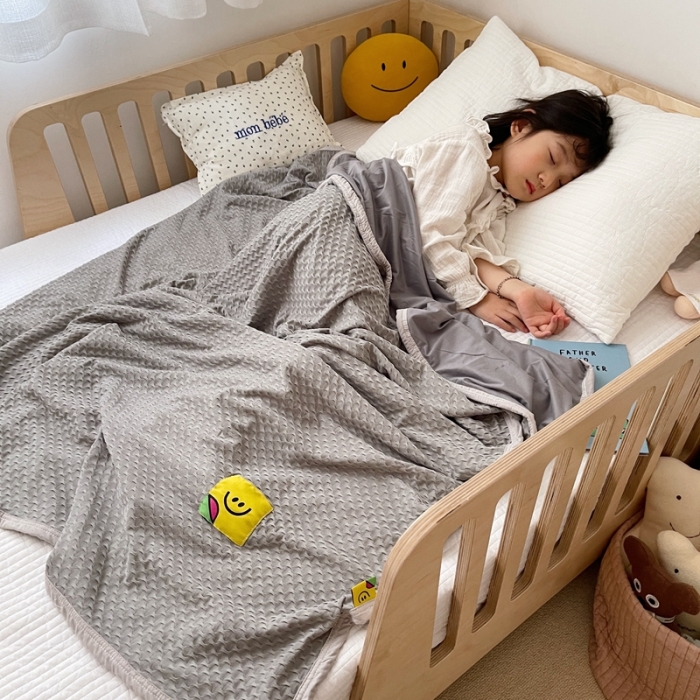 91家纺网 家纺一手货源 找家纺 星期八 2021新款华夫格笑脸毯儿童毯空调毯深灰