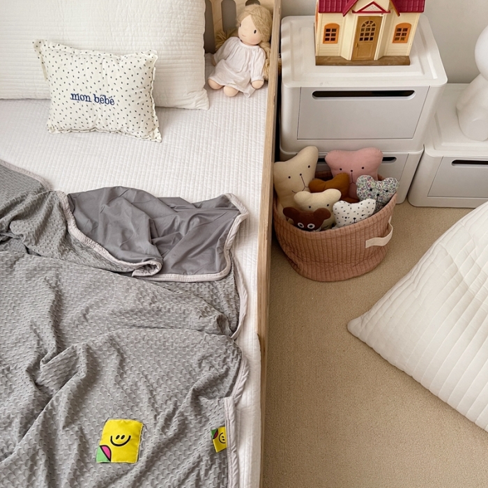 91家纺网 家纺一手货源 找家纺 星期八 2021新款华夫格笑脸毯儿童毯空调毯深灰