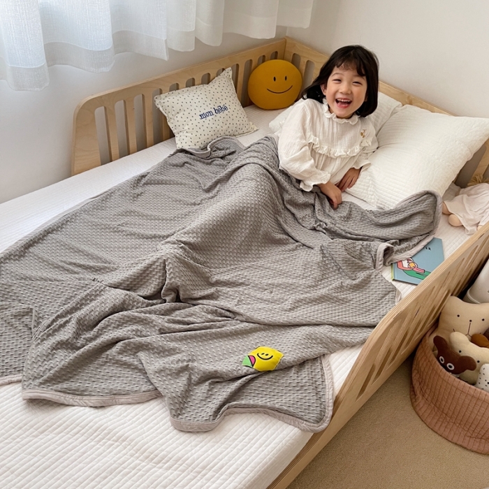 91家纺网 家纺一手货源 找家纺 星期八 2021新款华夫格笑脸毯儿童毯空调毯深灰