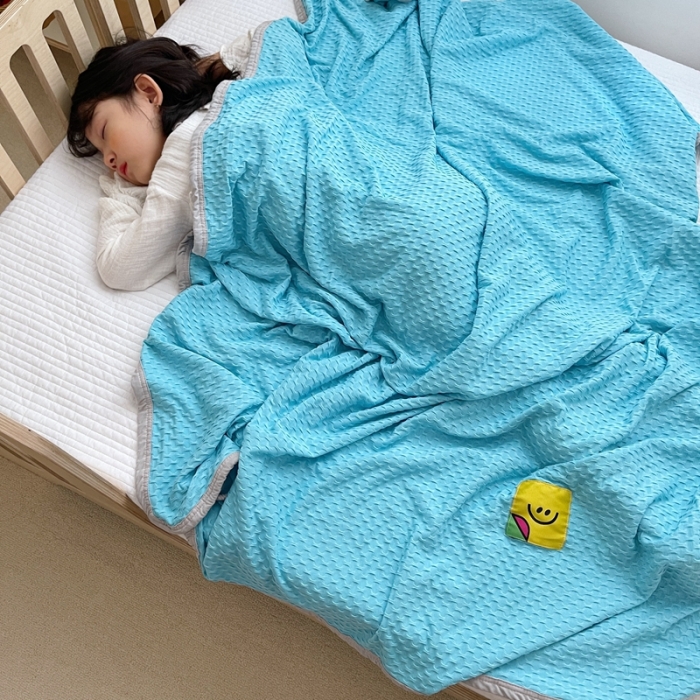 91家纺网 家纺一手货源 找家纺 星期八 2021新款华夫格笑脸毯儿童毯空调毯天蓝