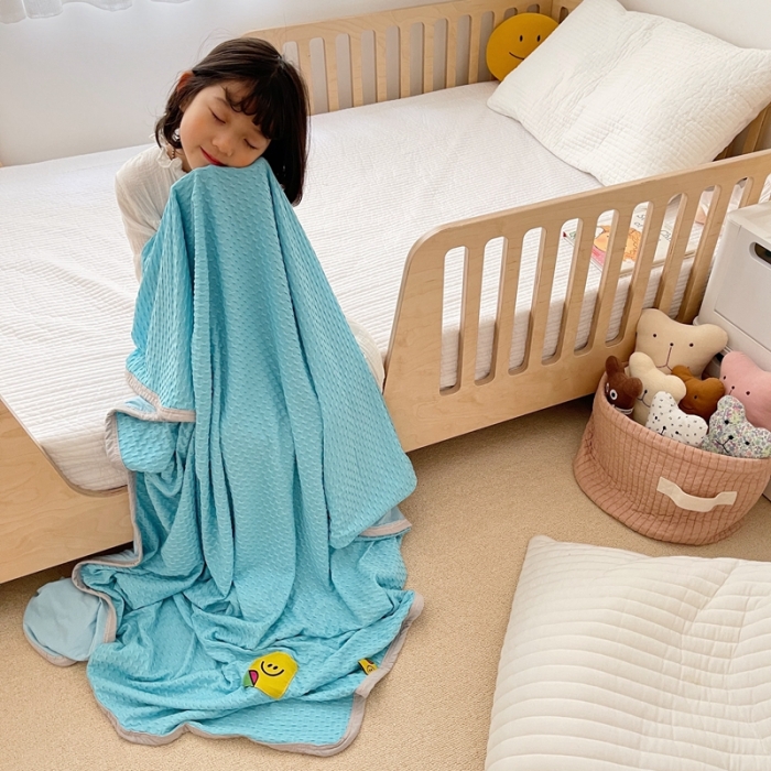91家纺网 家纺一手货源 找家纺 星期八 2021新款华夫格笑脸毯儿童毯空调毯天蓝
