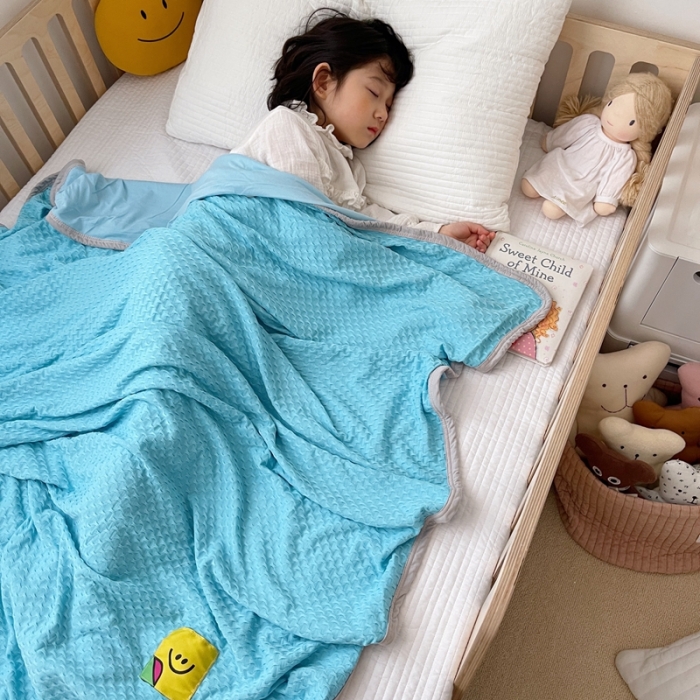 91家纺网 家纺一手货源 找家纺 星期八 2021新款华夫格笑脸毯儿童毯空调毯天蓝