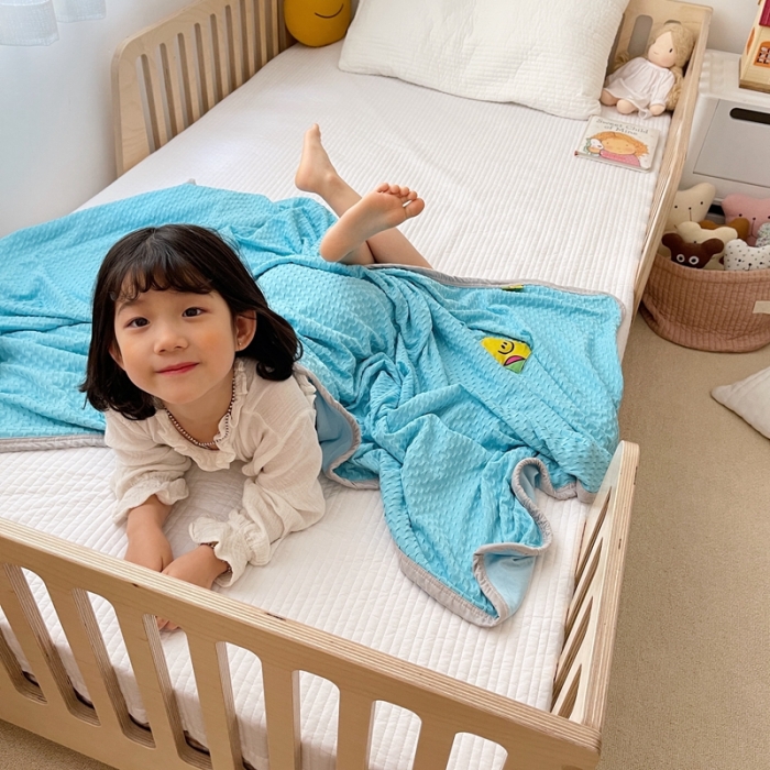 91家纺网 家纺一手货源 找家纺 星期八 2021新款华夫格笑脸毯儿童毯空调毯天蓝