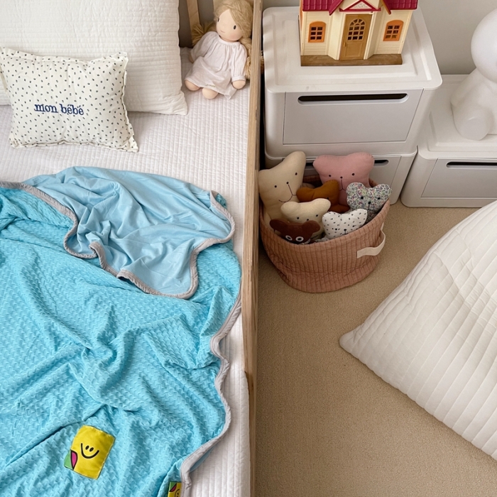 91家纺网 家纺一手货源 找家纺 星期八 2021新款华夫格笑脸毯儿童毯空调毯天蓝