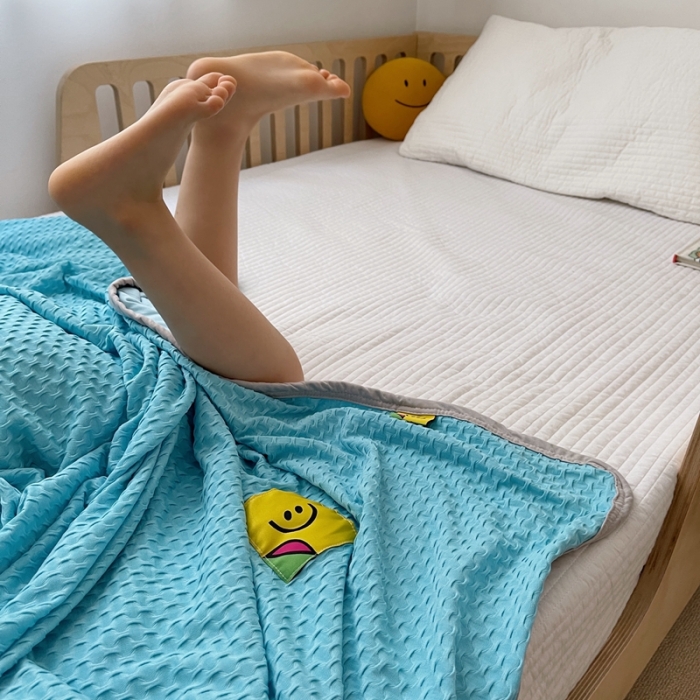 91家纺网 家纺一手货源 找家纺 星期八 2021新款华夫格笑脸毯儿童毯空调毯天蓝
