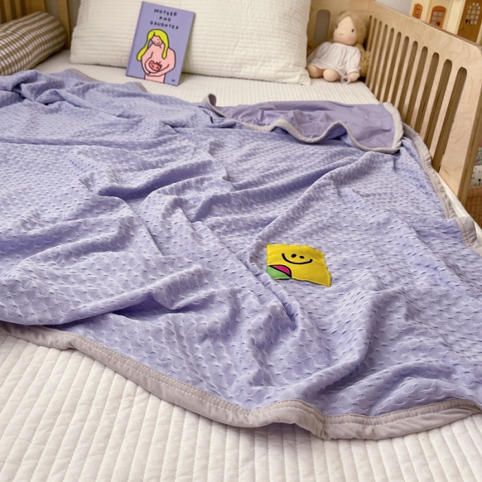 91家纺网 家纺一手货源 找家纺 星期八 2021新款华夫格笑脸毯儿童毯空调毯紫