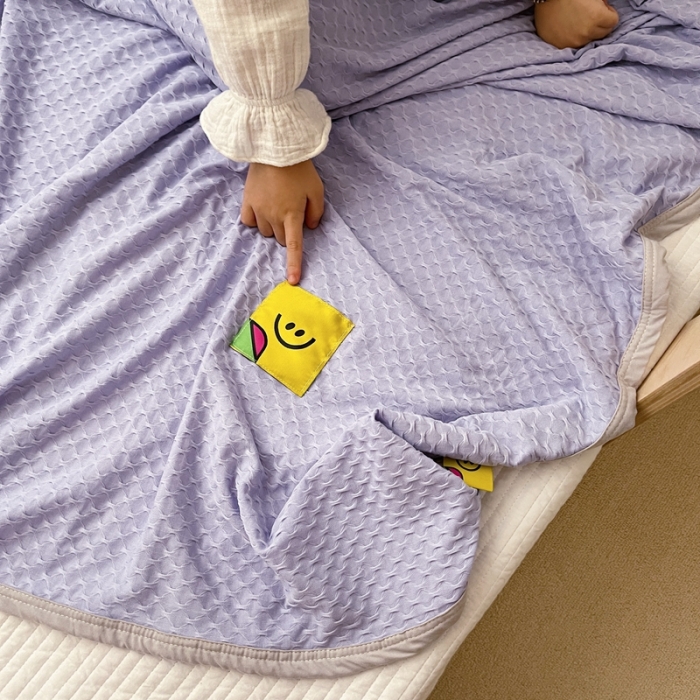91家纺网 家纺一手货源 找家纺 星期八 2021新款华夫格笑脸毯儿童毯空调毯紫