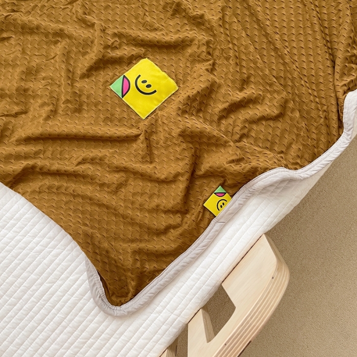 91家纺网 家纺一手货源 找家纺 星期八 2021新款华夫格笑脸毯儿童毯空调毯粽