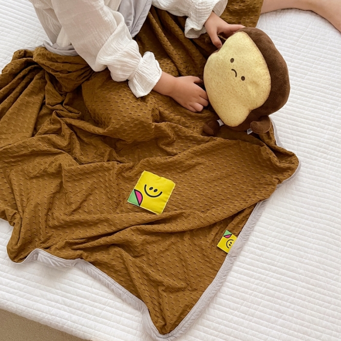 91家纺网 家纺一手货源 找家纺 星期八 2021新款华夫格笑脸毯儿童毯空调毯粽