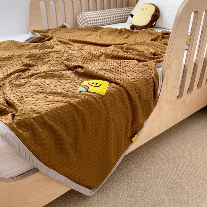 91家纺网 家纺一手货源 找家纺 星期八 2021新款华夫格笑脸毯儿童毯空调毯粽