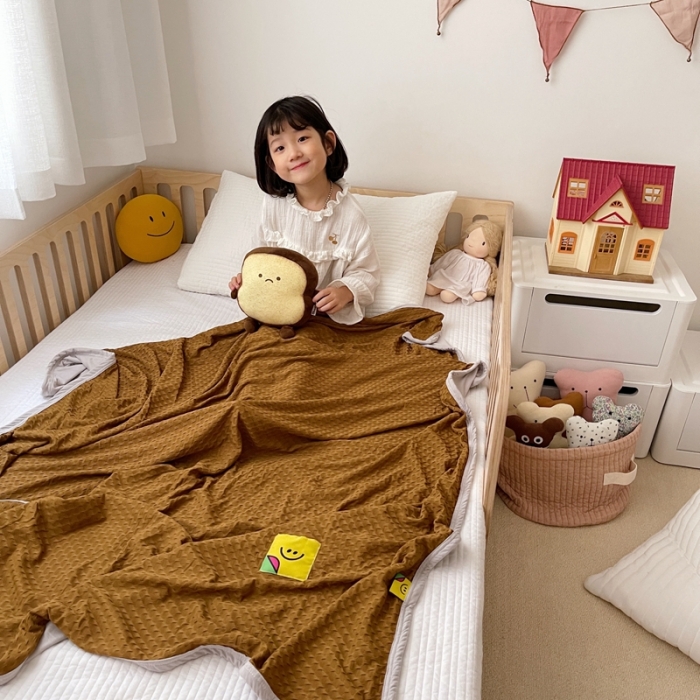 91家纺网 家纺一手货源 找家纺 星期八 2021新款华夫格笑脸毯儿童毯空调毯粽