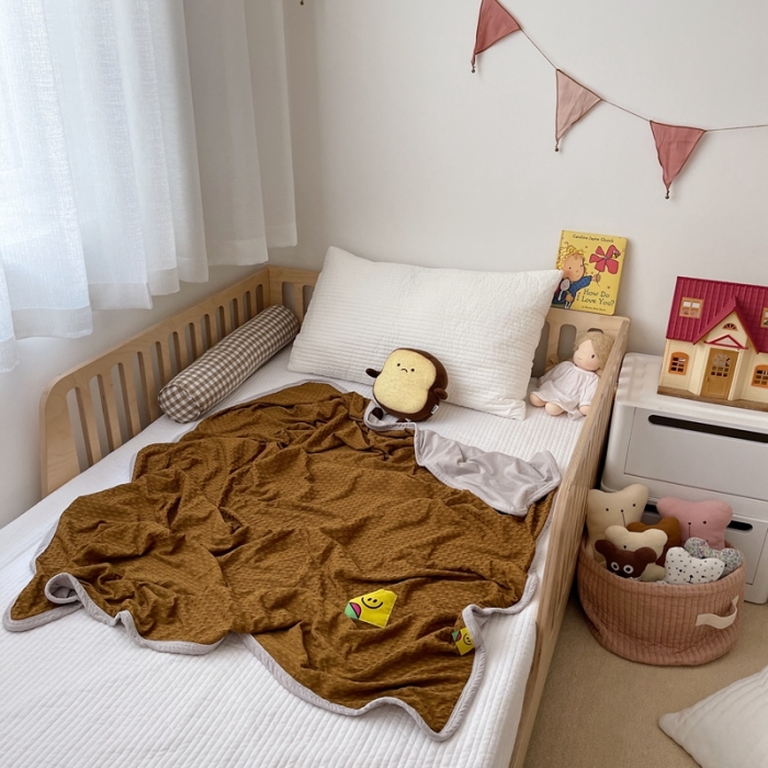 91家纺网 家纺一手货源 找家纺 星期八 2021新款华夫格笑脸毯儿童毯空调毯粽