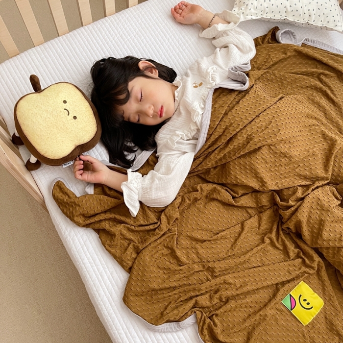 91家纺网 家纺一手货源 找家纺 星期八 2021新款华夫格笑脸毯儿童毯空调毯粽