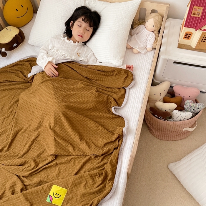 91家纺网 家纺一手货源 找家纺 星期八 2021新款华夫格笑脸毯儿童毯空调毯粽