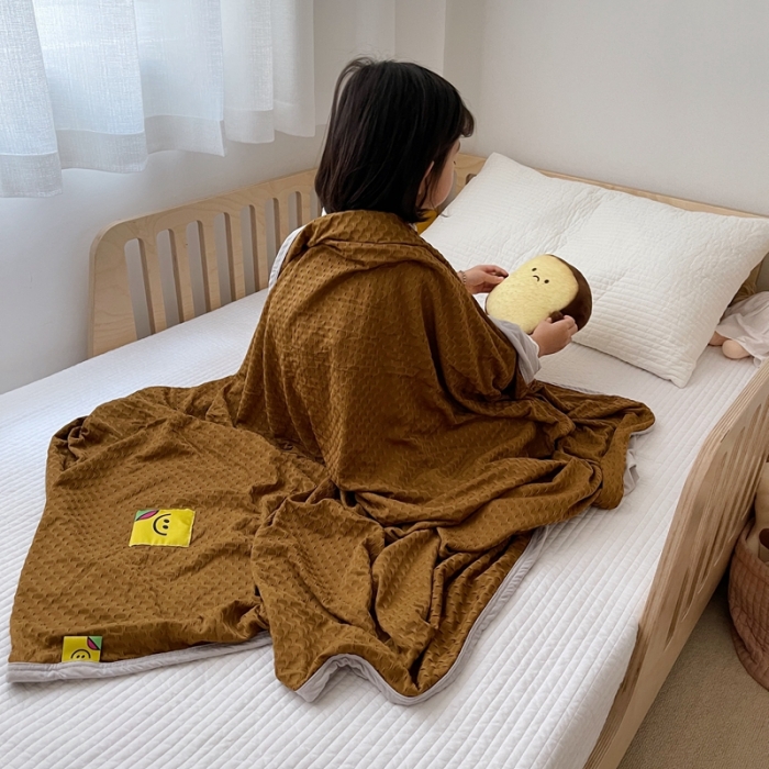 91家纺网 家纺一手货源 找家纺 星期八 2021新款华夫格笑脸毯儿童毯空调毯粽